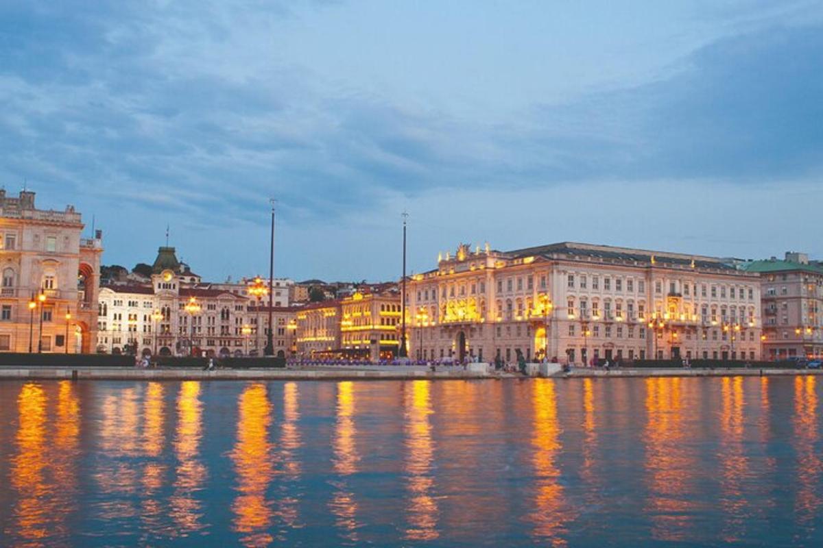 una città illuminata di notte con edifici sull'acqua