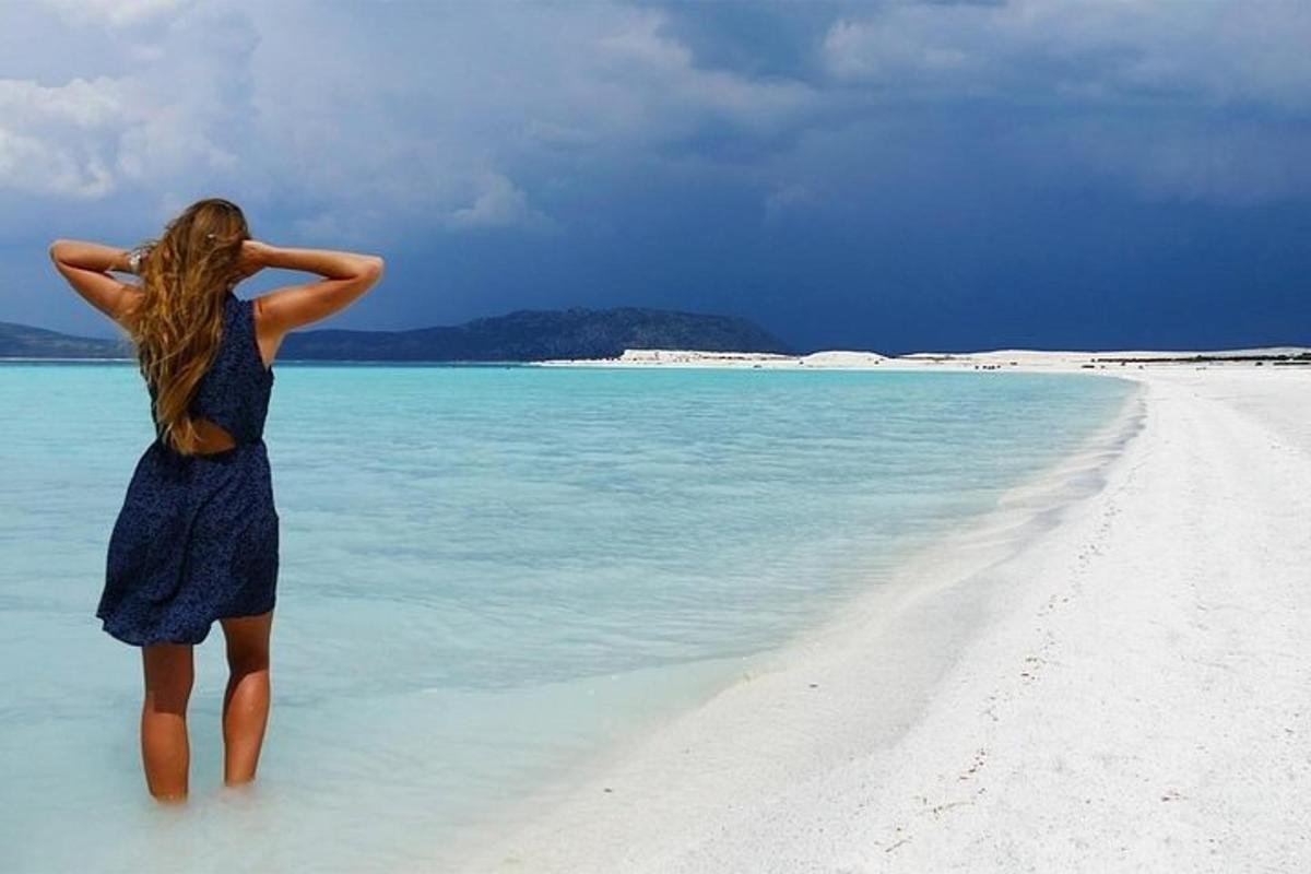 seorang wanita berdiri di pantai di dalam air