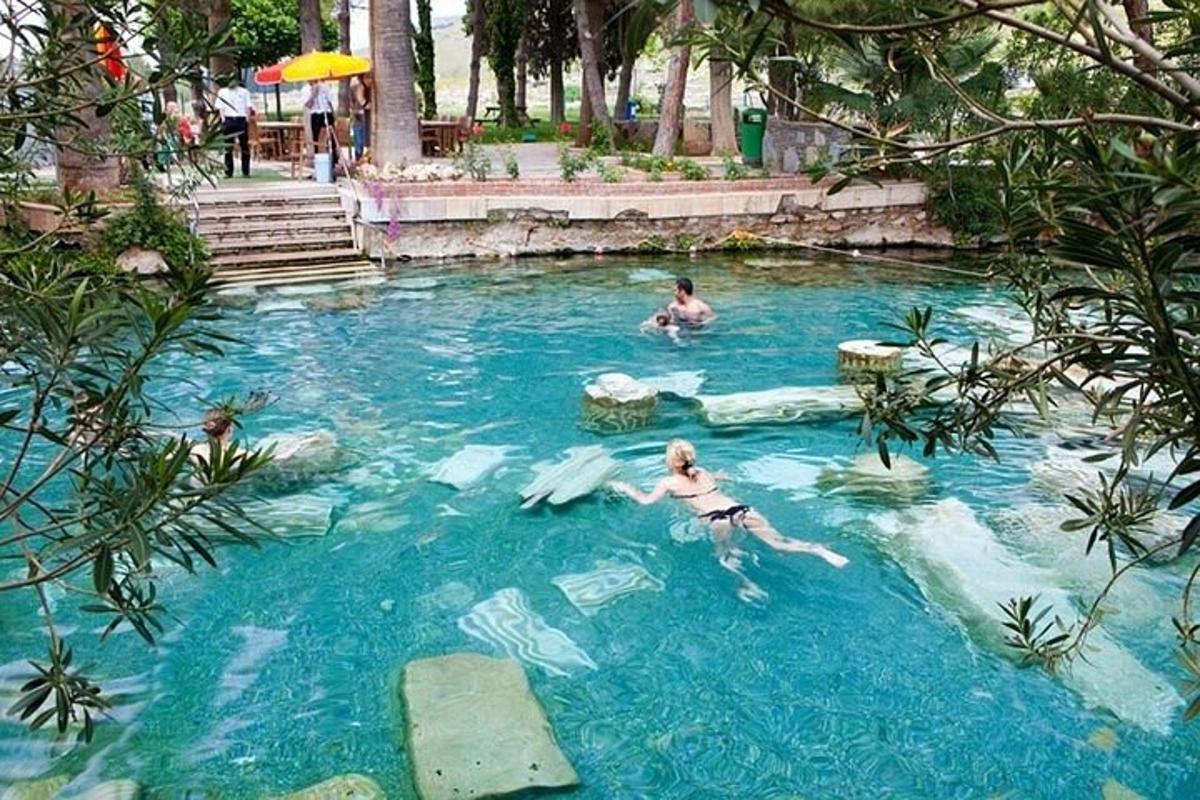 dua orang berenang di kolam di sebuah resort