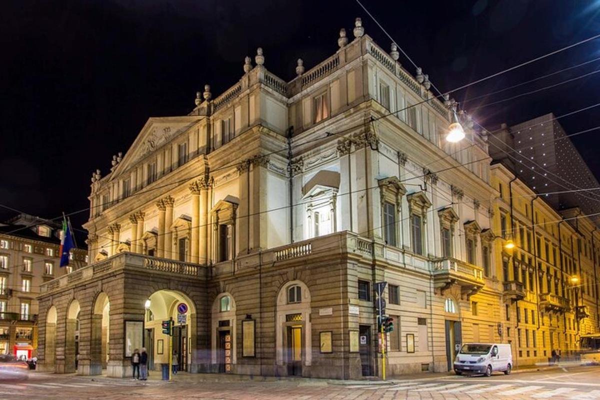 duży budynek na miejskiej ulicy nocą