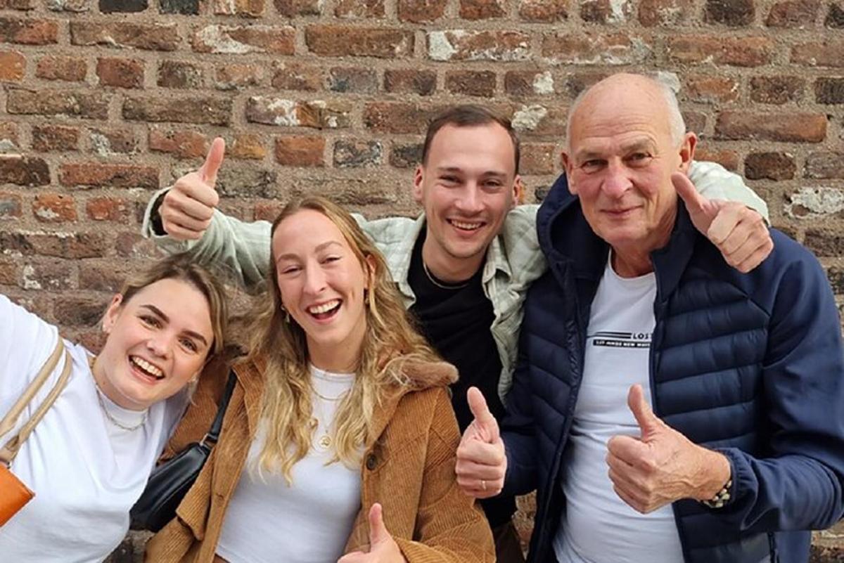 grupp inimesi näitab pöialt püsti