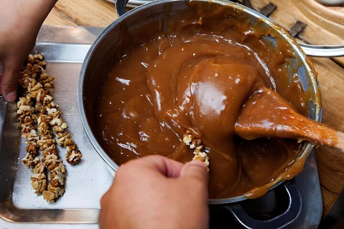una persona està fent un pastís amb mantega de cacauet i nous