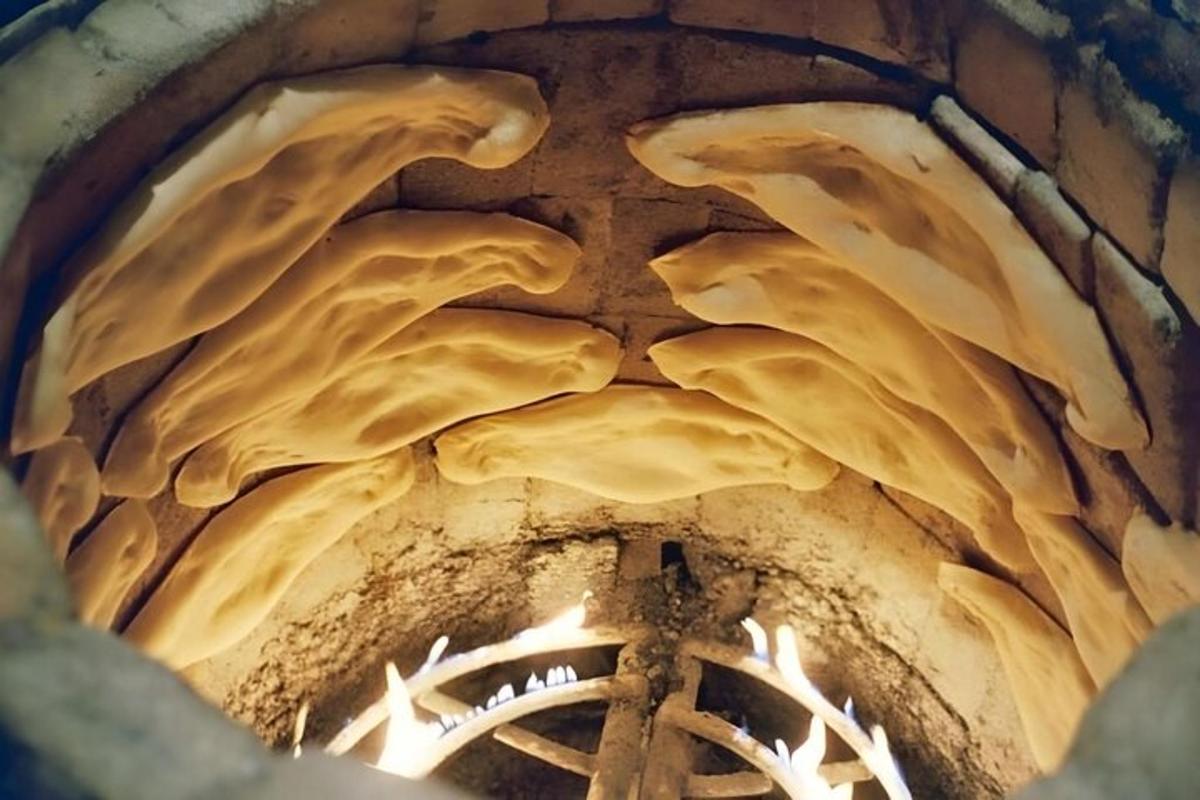 un primer pla d'un bolet en un edifici