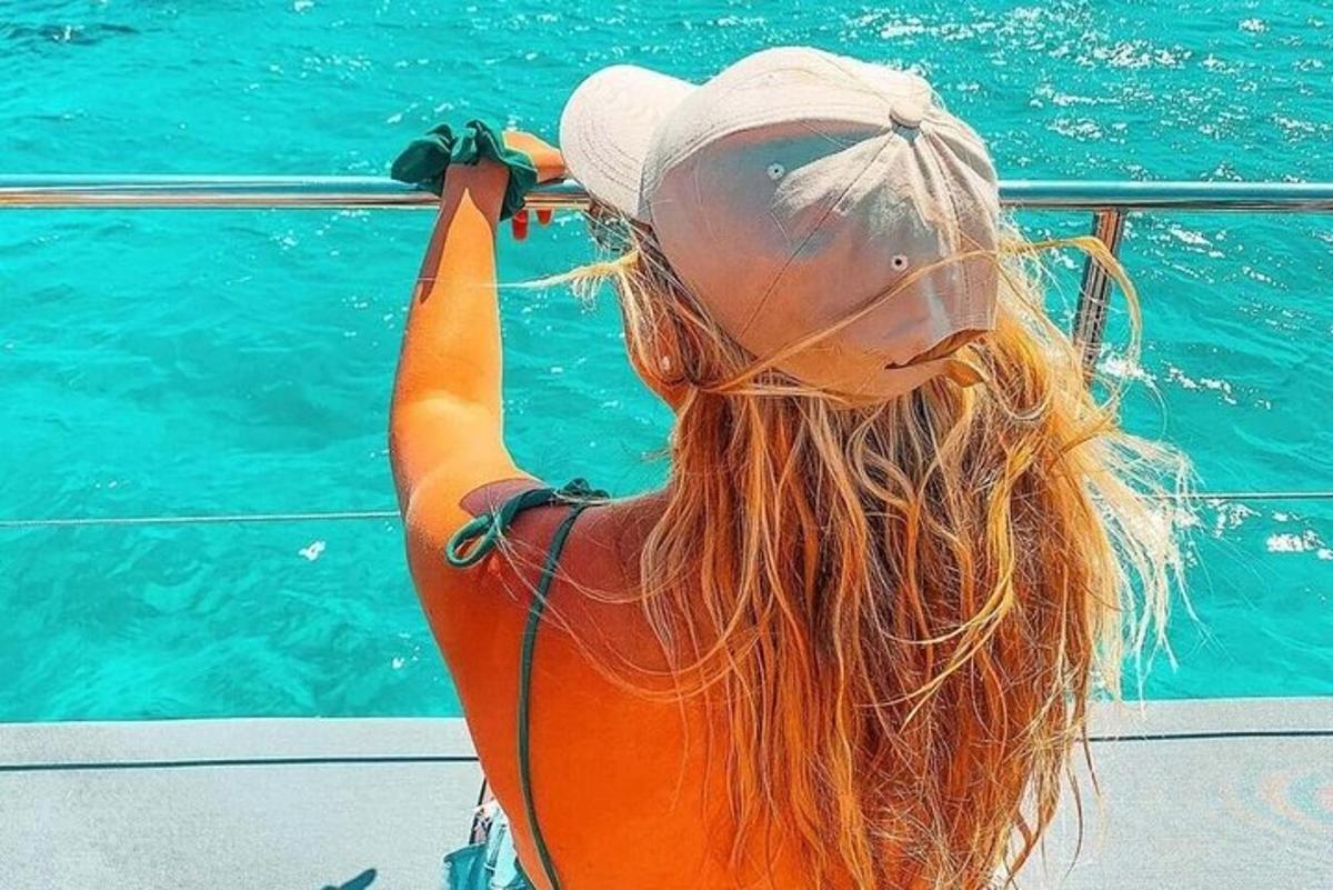 una donna seduta su una barca che guarda l'acqua