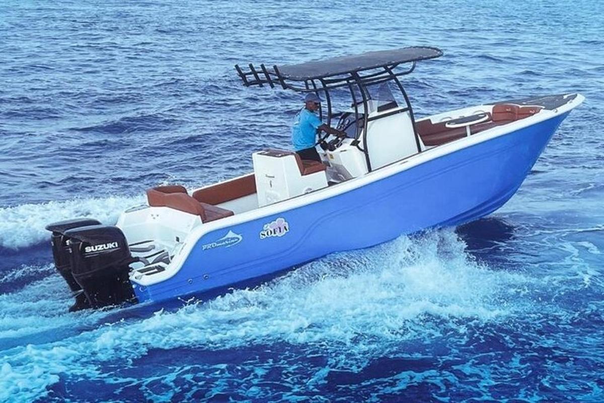 un uomo su una barca blu in acqua