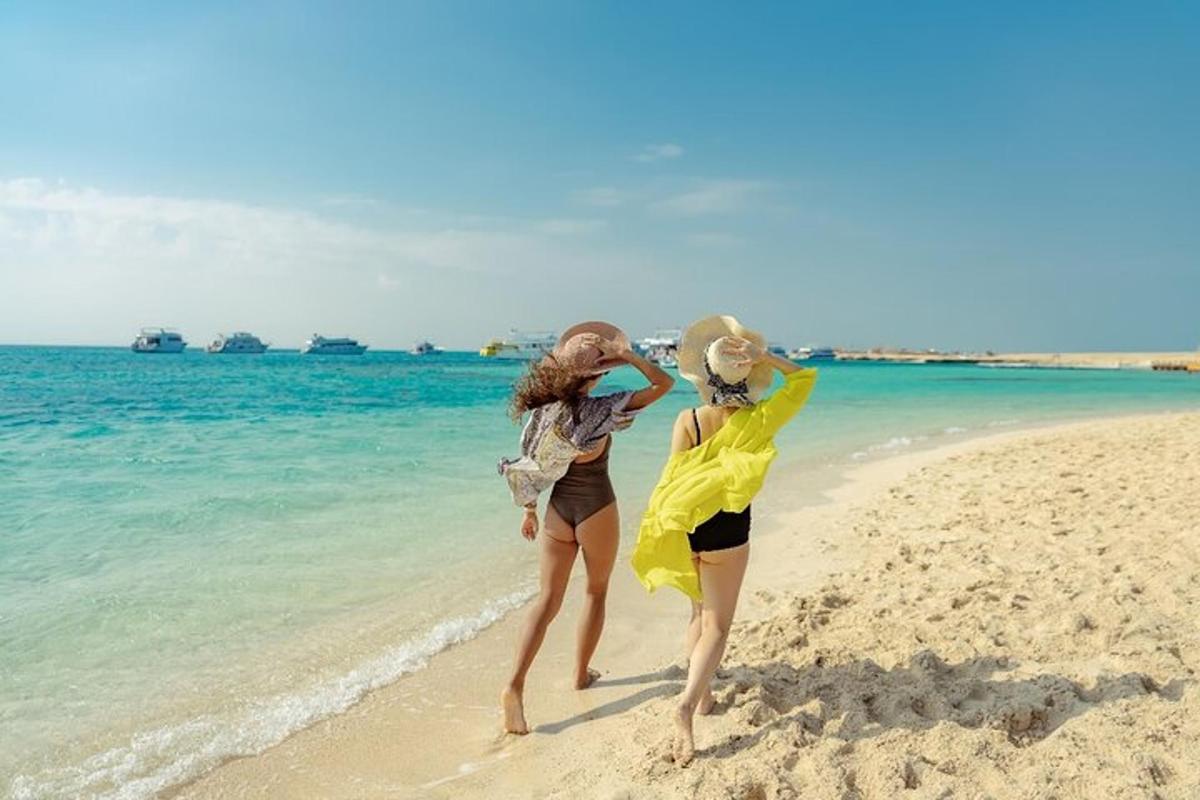 due donne camminano sulla spiaggia