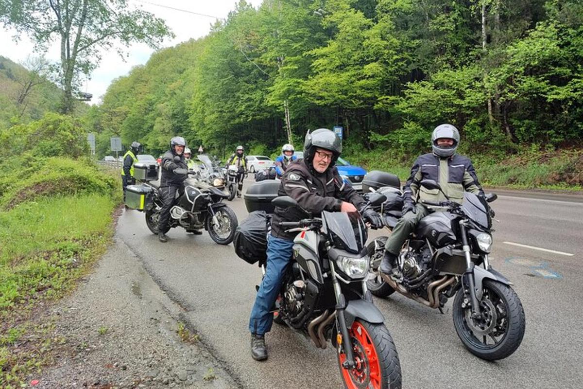 skupina ljudi, ki se vozijo z motorji po cesti
