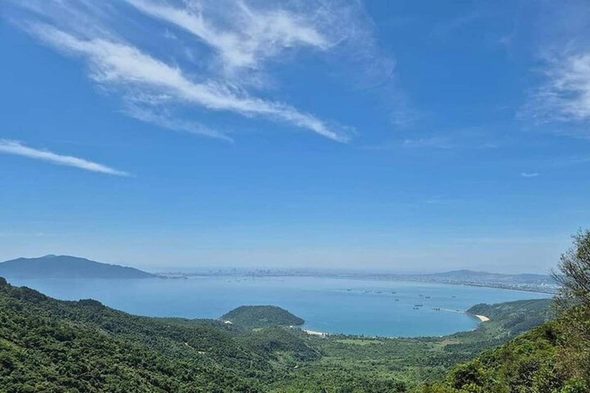 Una vista de un cuerpo de agua desde una colina