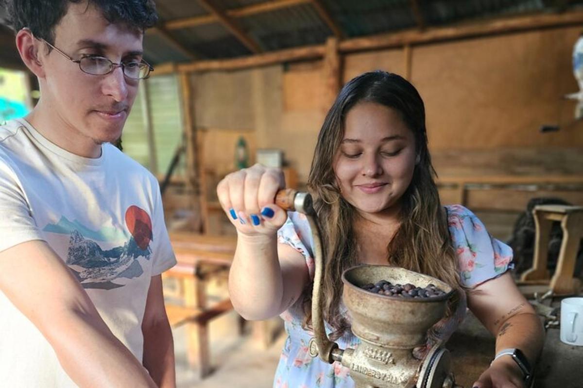 un uomo e una donna che realizzano un vaso
