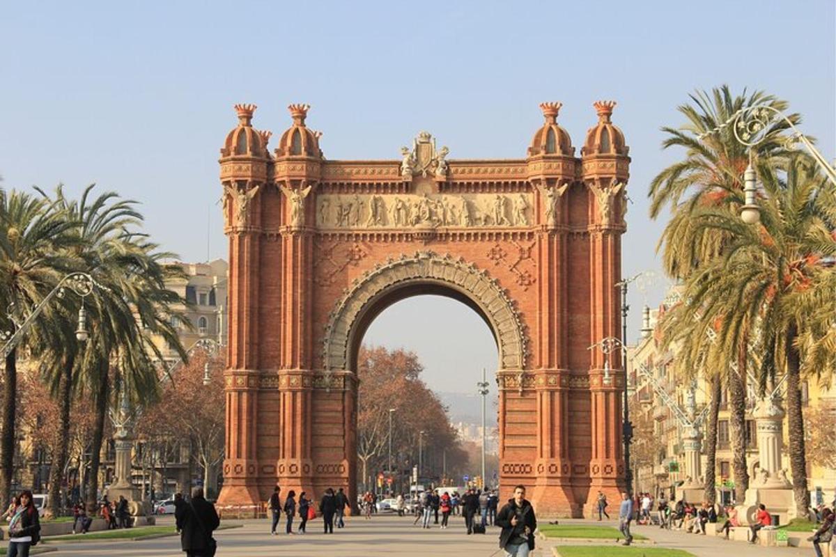 um arco com pessoas caminhando na frente dele