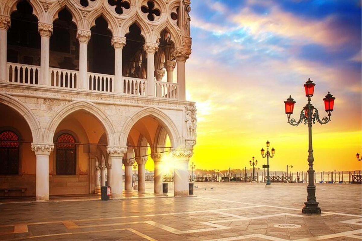 un edificio con un lampione e un tramonto sullo sfondo