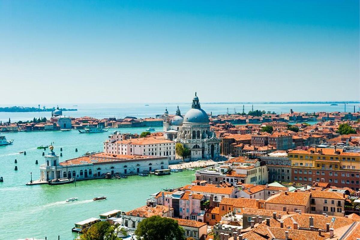 una vista di una città con un fiume e degli edifici