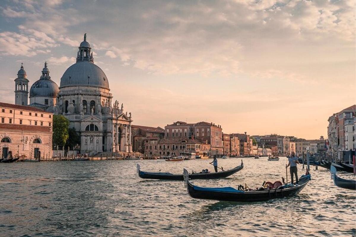 due gondole in acqua davanti a un edificio