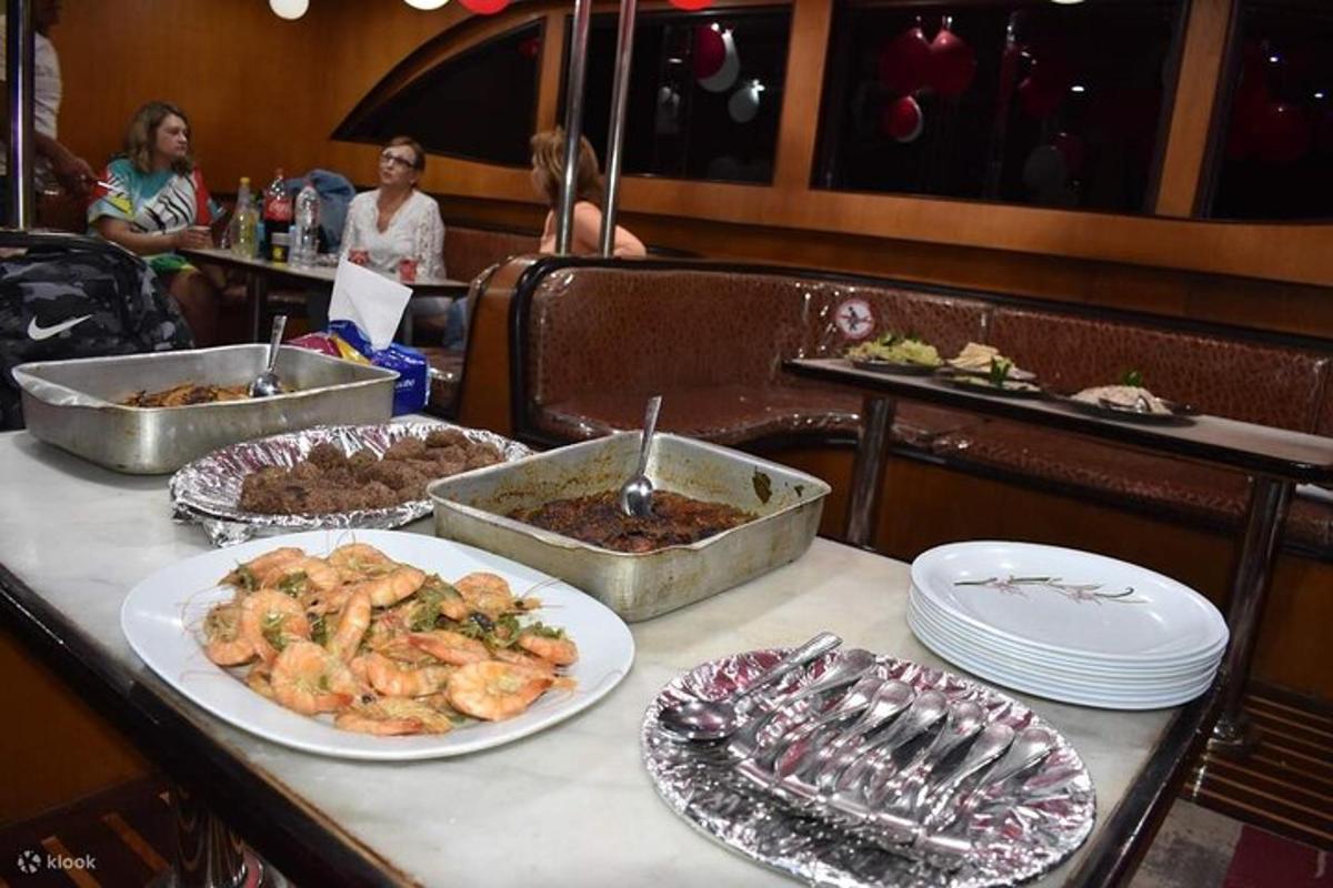 meja dengan pinggan makanan di atasnya