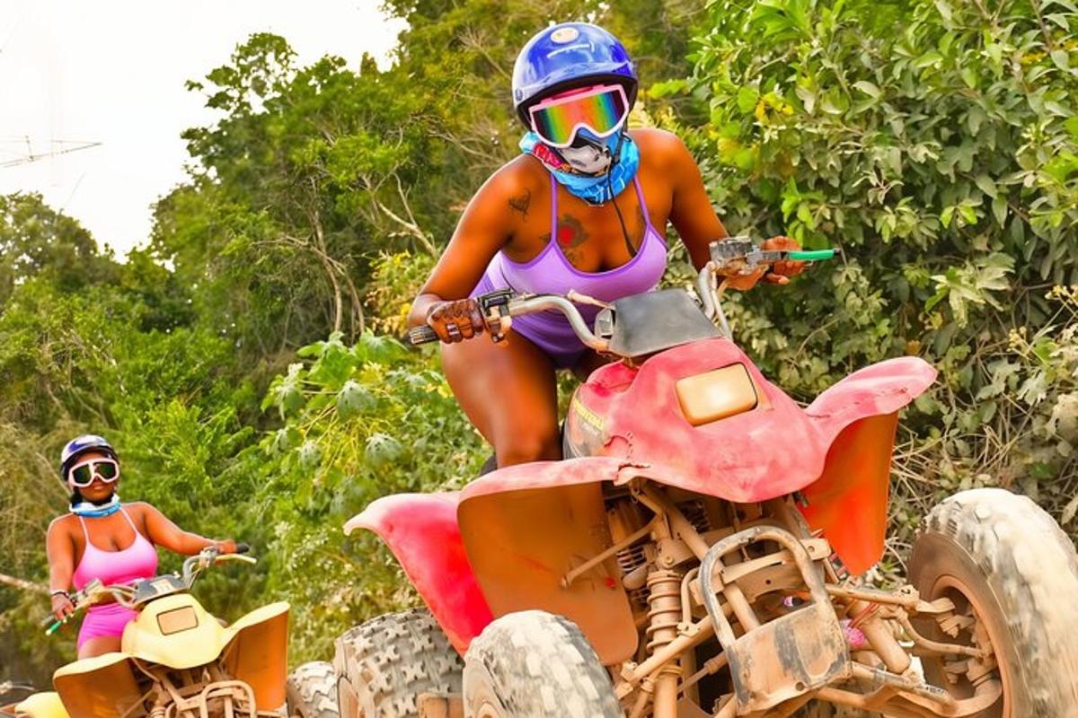 dwie kobiety w bikini jadące na motocyklu terenowym
