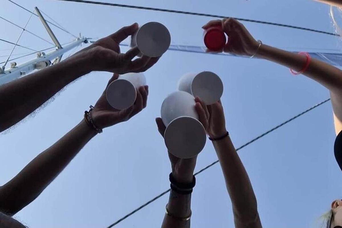 en gruppe mennesker, der holder gadelygter op