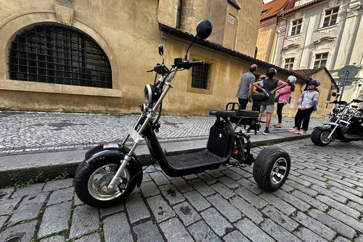 motorollers, novietots uz ķieģeļu ielas