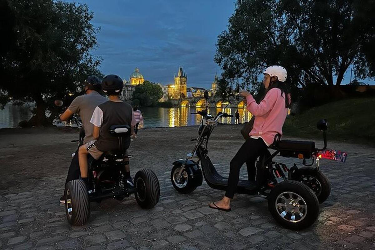 cilvēku grupa, kas brauc ar motorolleriem, un sieviete