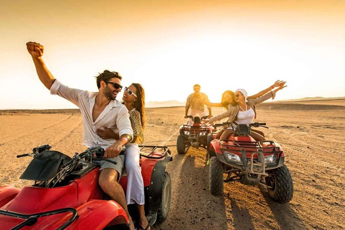 Un grupo de personas viajando en motocicleta por el desierto.