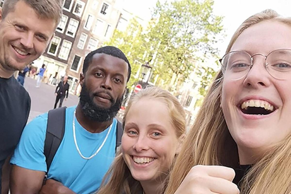 skupina lidí pózujících pro fotografii