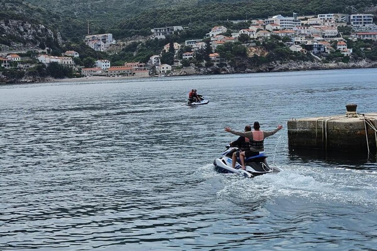 due persone in acqua su una moto d'acqua