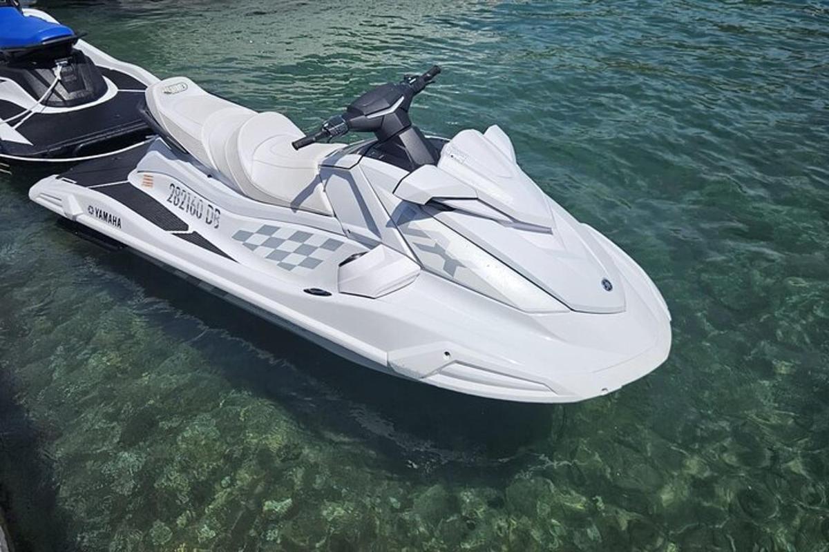 una barca de motor blanca asseguda a l'aigua