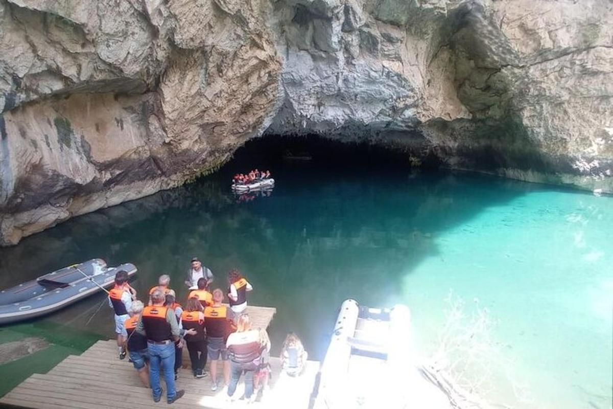 μια ομάδα ανθρώπων σε μια βάρκα σε μια σπηλιά