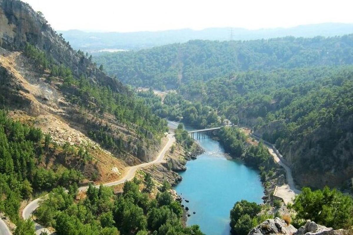 μια θέα ενός ποταμού με μια γέφυρα σε μια κοιλάδα