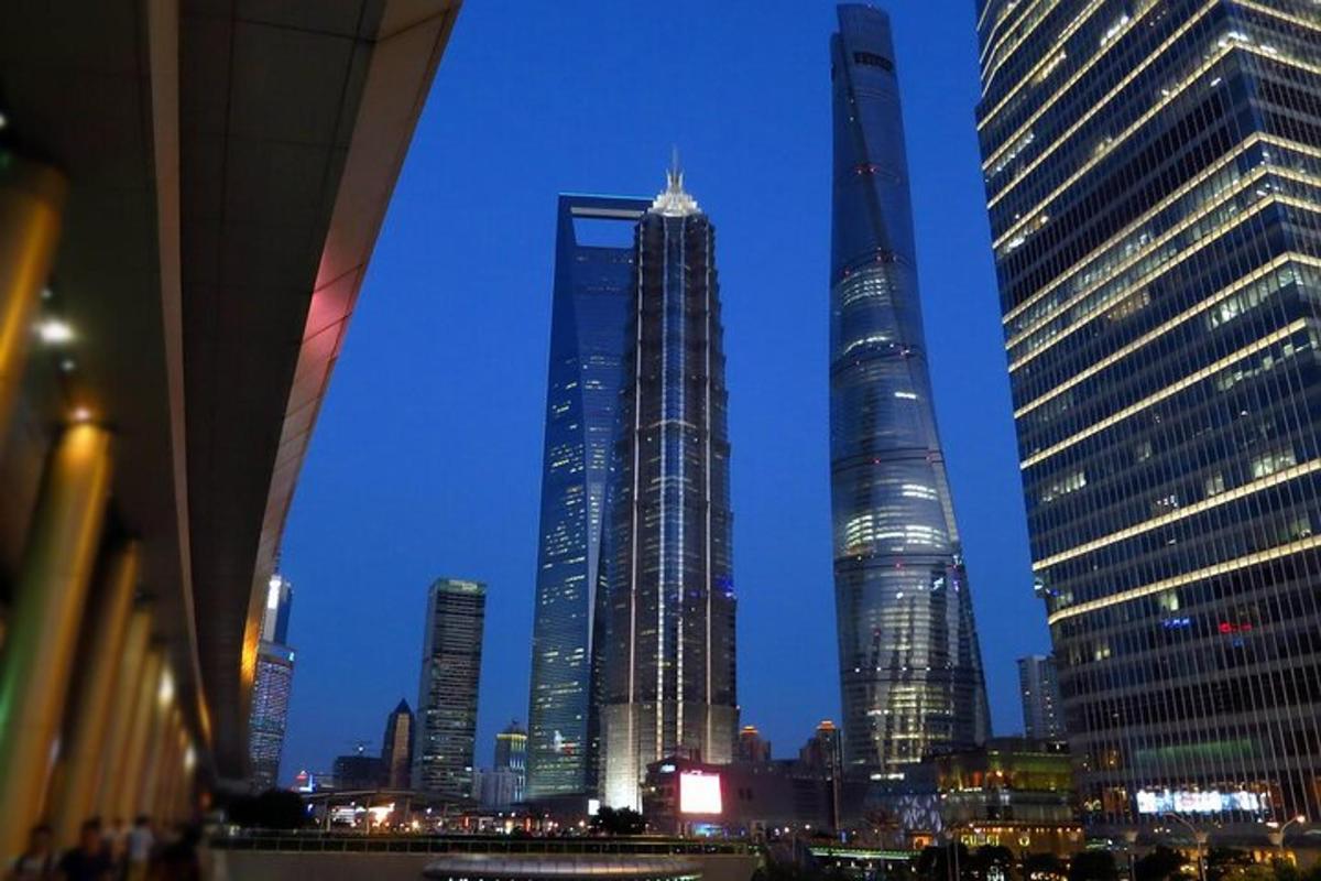 un gruppo di alti edifici in una città di notte