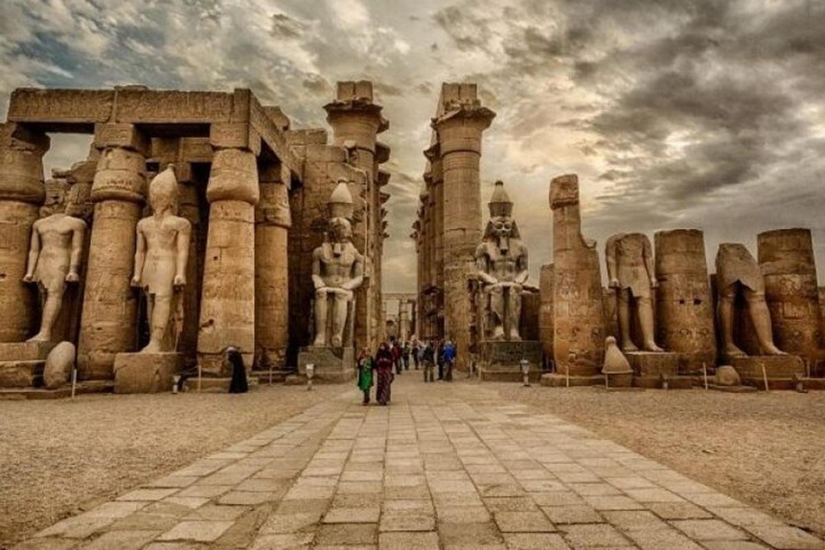 un grup de persones dempeus davant d'un monument
