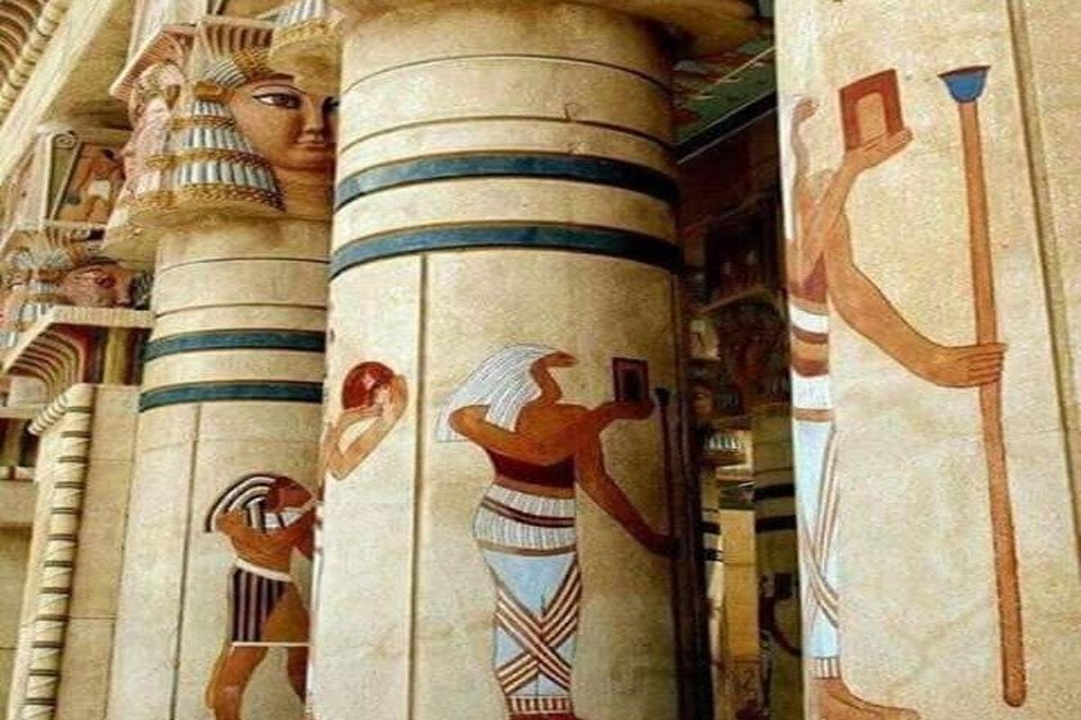 una colonna con dipinti di donne sul lato di un edificio