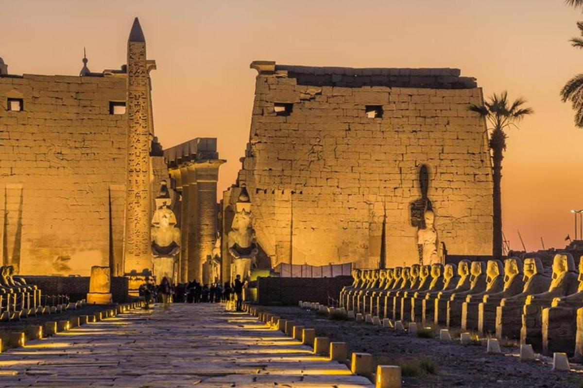 una città con due grandi edifici in mattoni e una strada