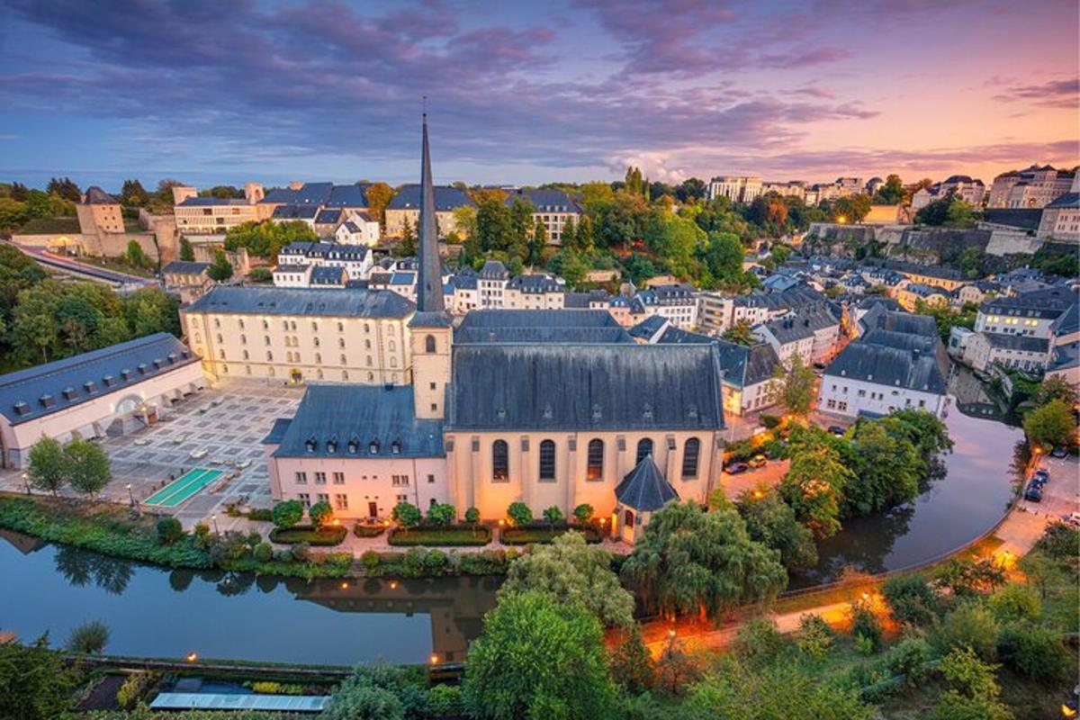 ilmakuva kaupungista ja sen kirkosta