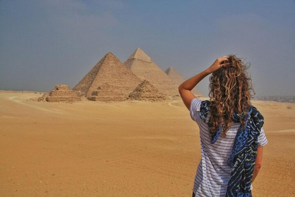 eine Frau steht vor den Pyramiden