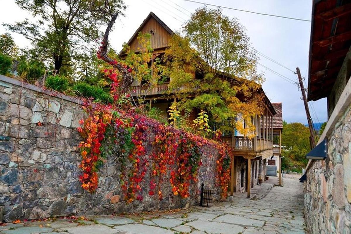 budova s kyticí květin na zdi