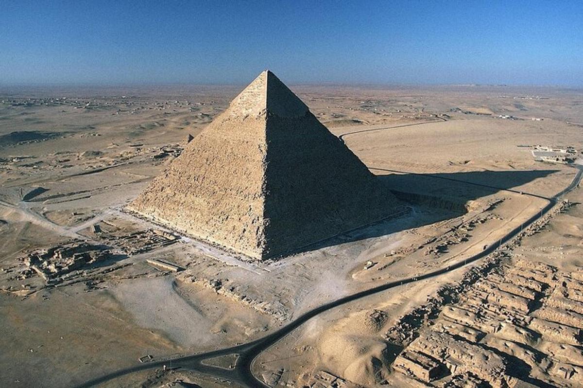 una vista aerea di una piramide nel deserto