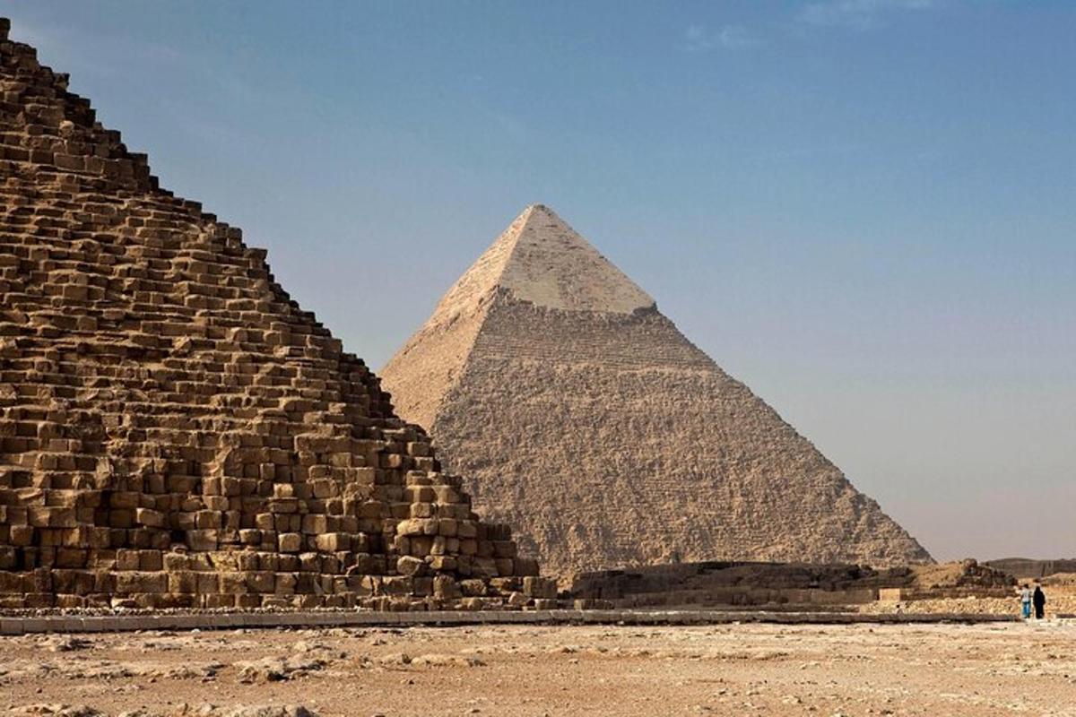 una vista della piramide di Arah e della sfinge