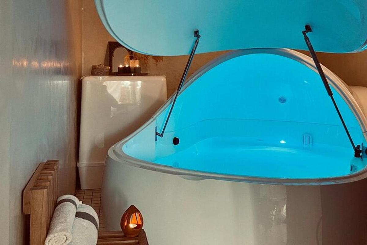 kamar mandi dengan bak mandi biru di dalam kamar