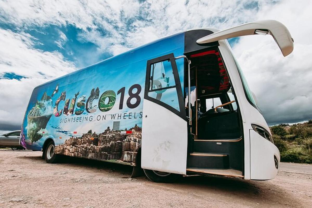 un autobús aparcat a la vora de la carretera