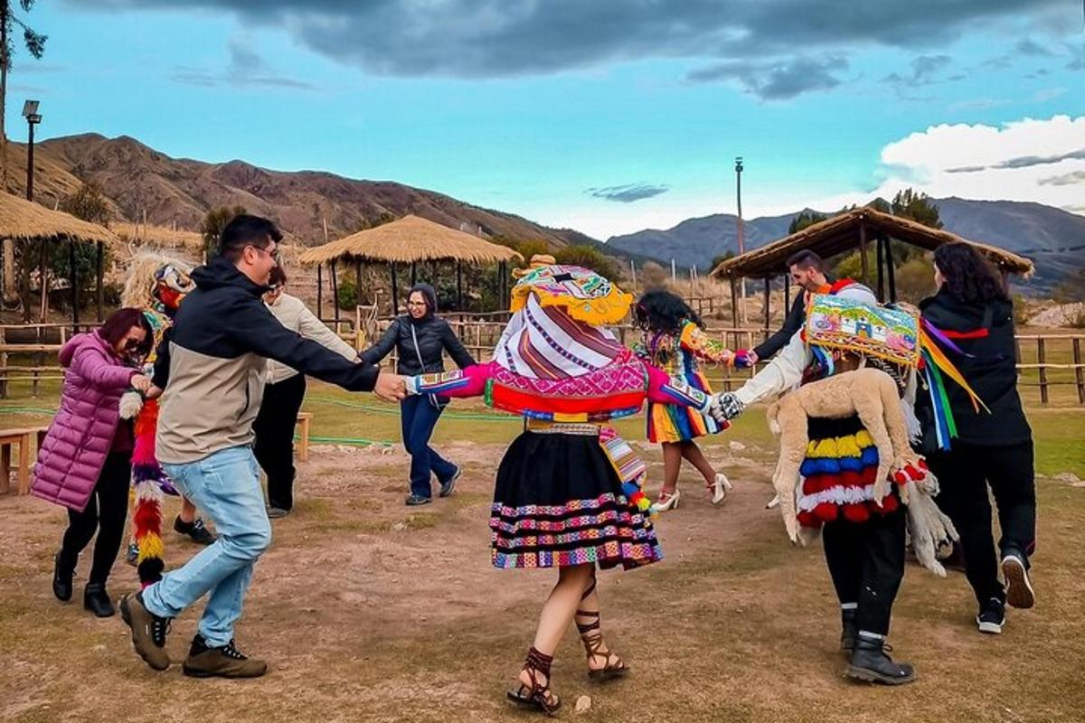 un grup de persones ballant en un camp