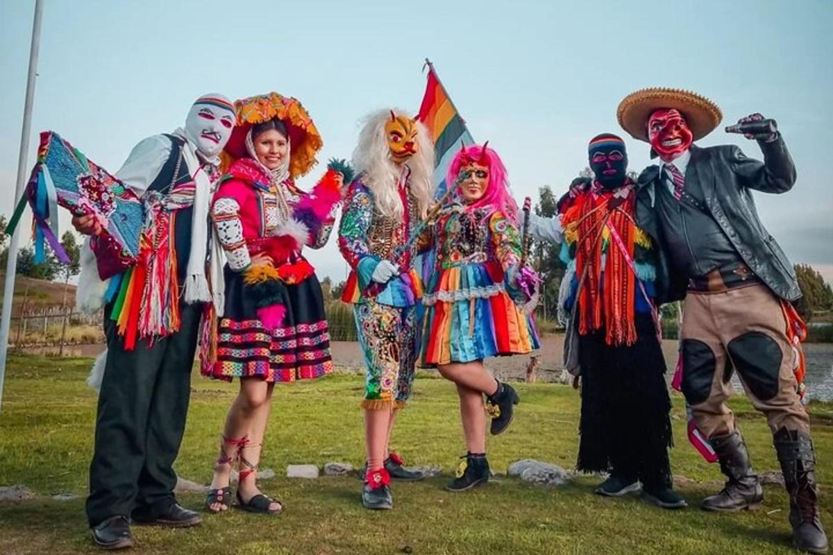 un grup de persones disfressades posant per a una foto