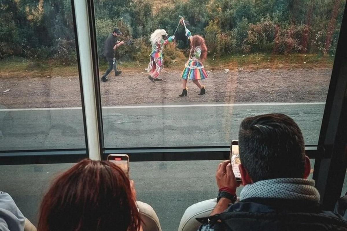 skupina lidí fotících dívky v autobuse