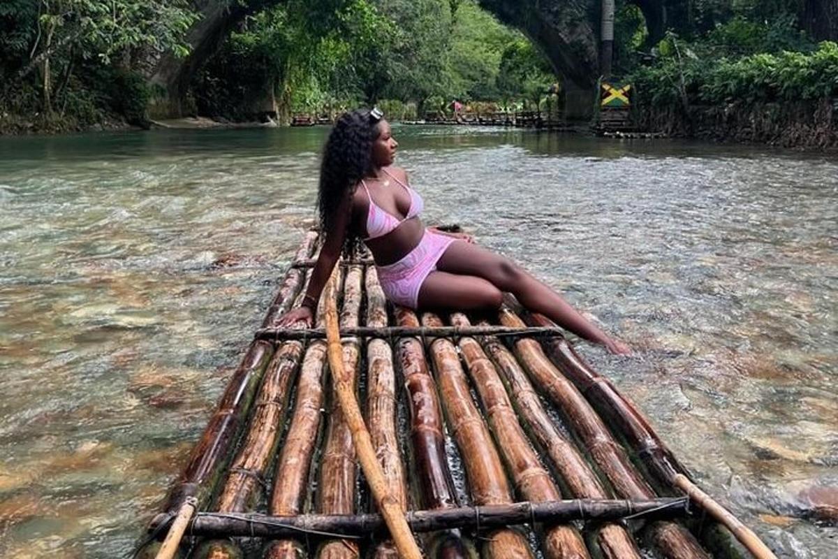 een vrouw in bikini zittend op een vlot in het water