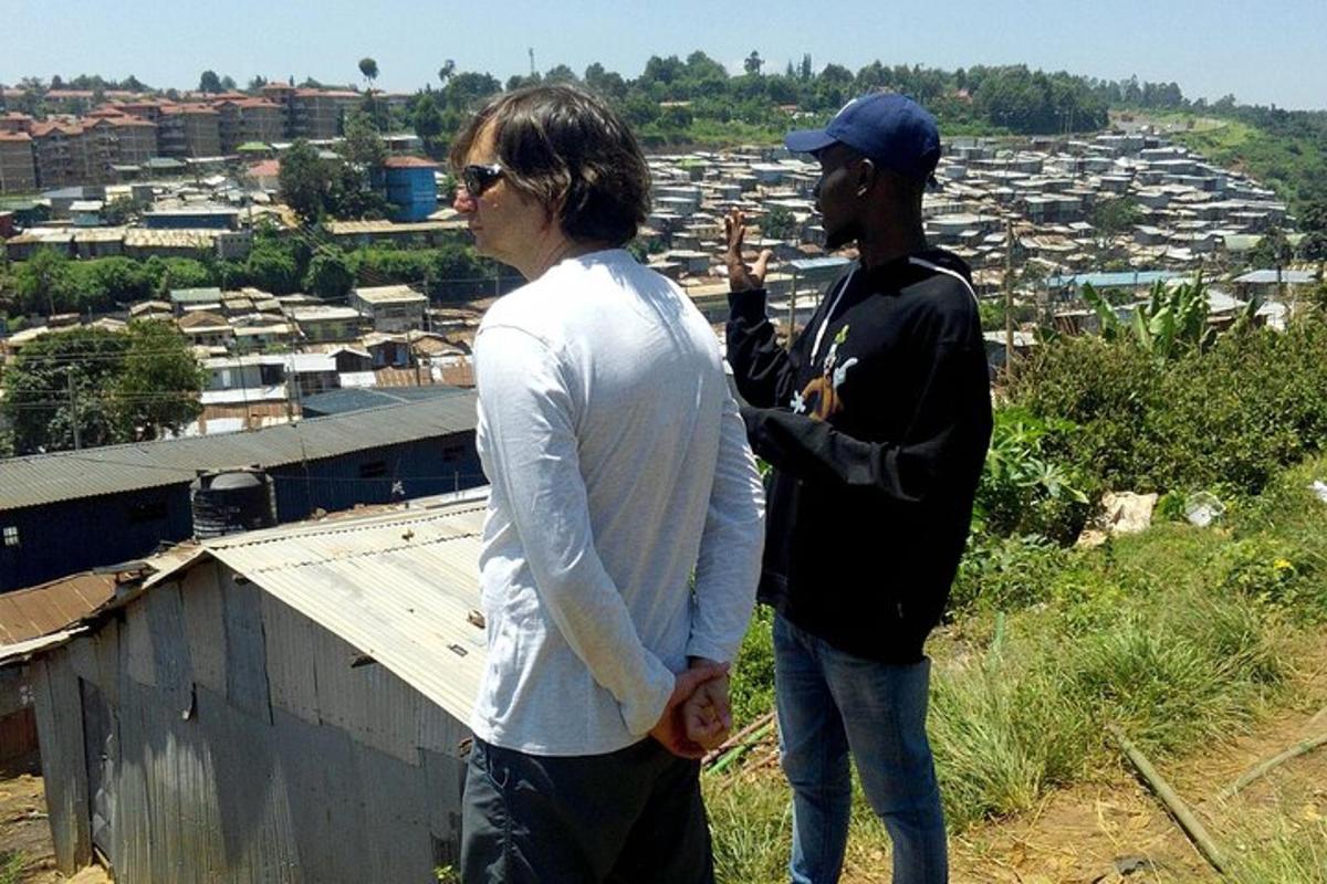 Un hombre y una mujer de pie en lo alto de un edificio.