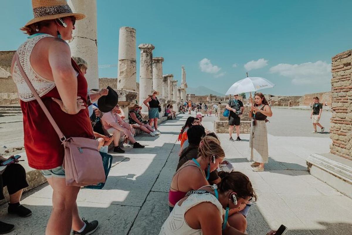 μια ομάδα ανθρώπων που κάθονται στο πλάι του ναού