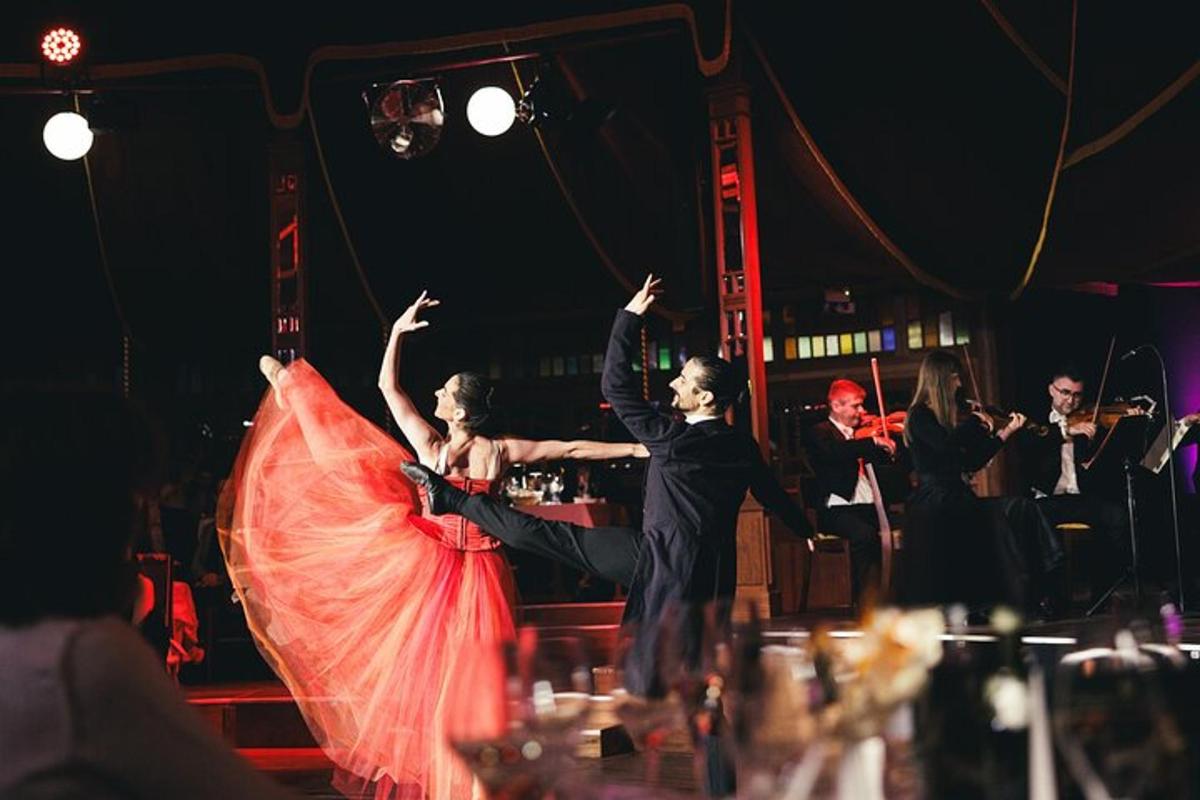 un uomo e una donna che ballano su un palco