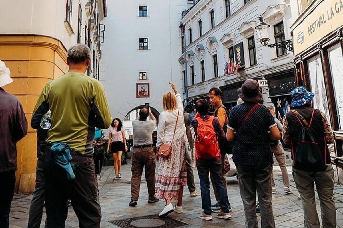 un grup de oameni care merg pe o stradă a orașului