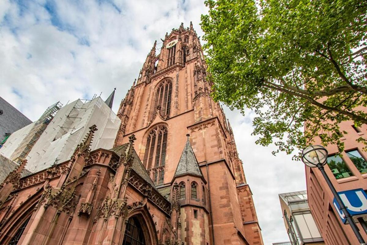 sebuah gereja lama dengan menara di atasnya