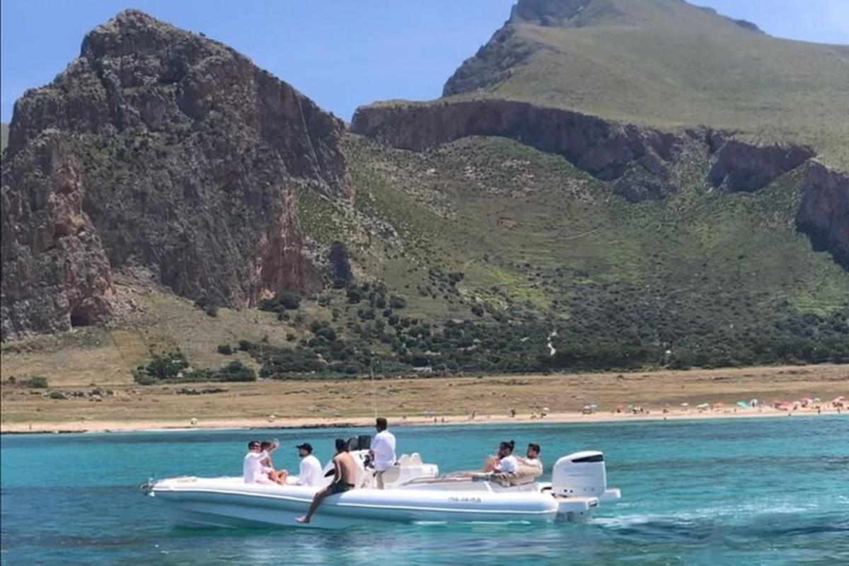 μια ομάδα ανθρώπων σε μια βάρκα στο νερό