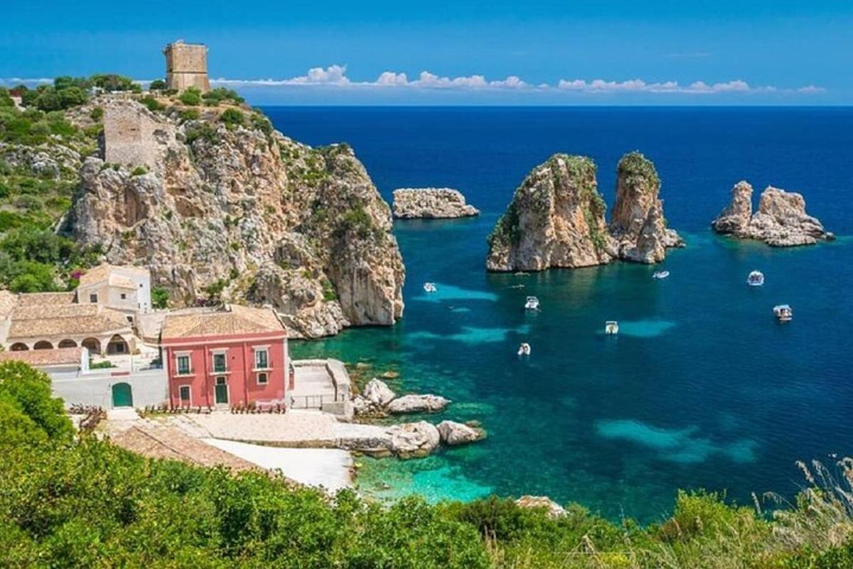 μια θέα ενός κόλπου με βάρκες στο νερό